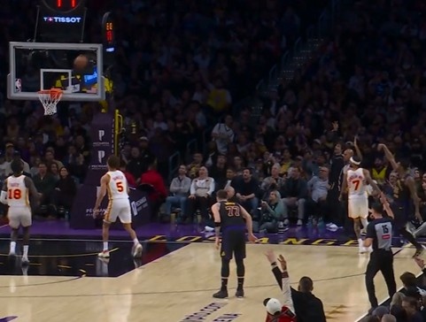 暂停后8-0稳住！东契奇助攻詹姆斯&amp;斯玛特三分 自己抛投2+0！